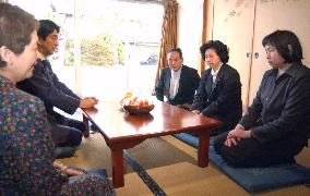 (2)Abe, Nakayama meet Hitomi Soga